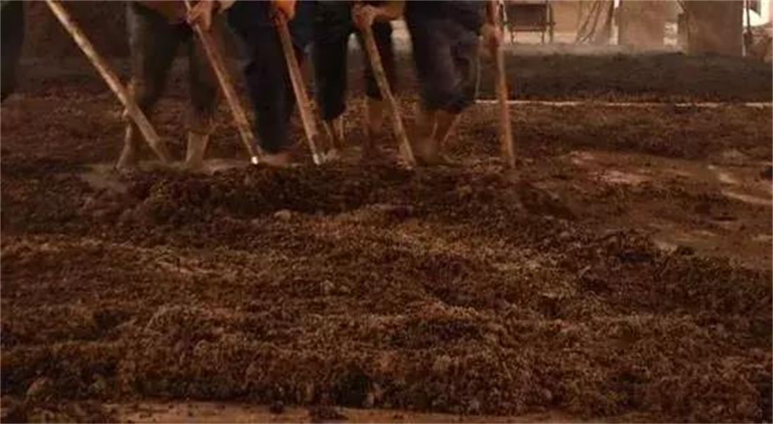 纯粮酿造的白酒粉红色咋回事,真正的纯粮酒都是又苦又辣