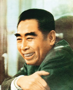 古今明捧着周恩来的骨灰,走过长安街,如今的他过得怎么样了?