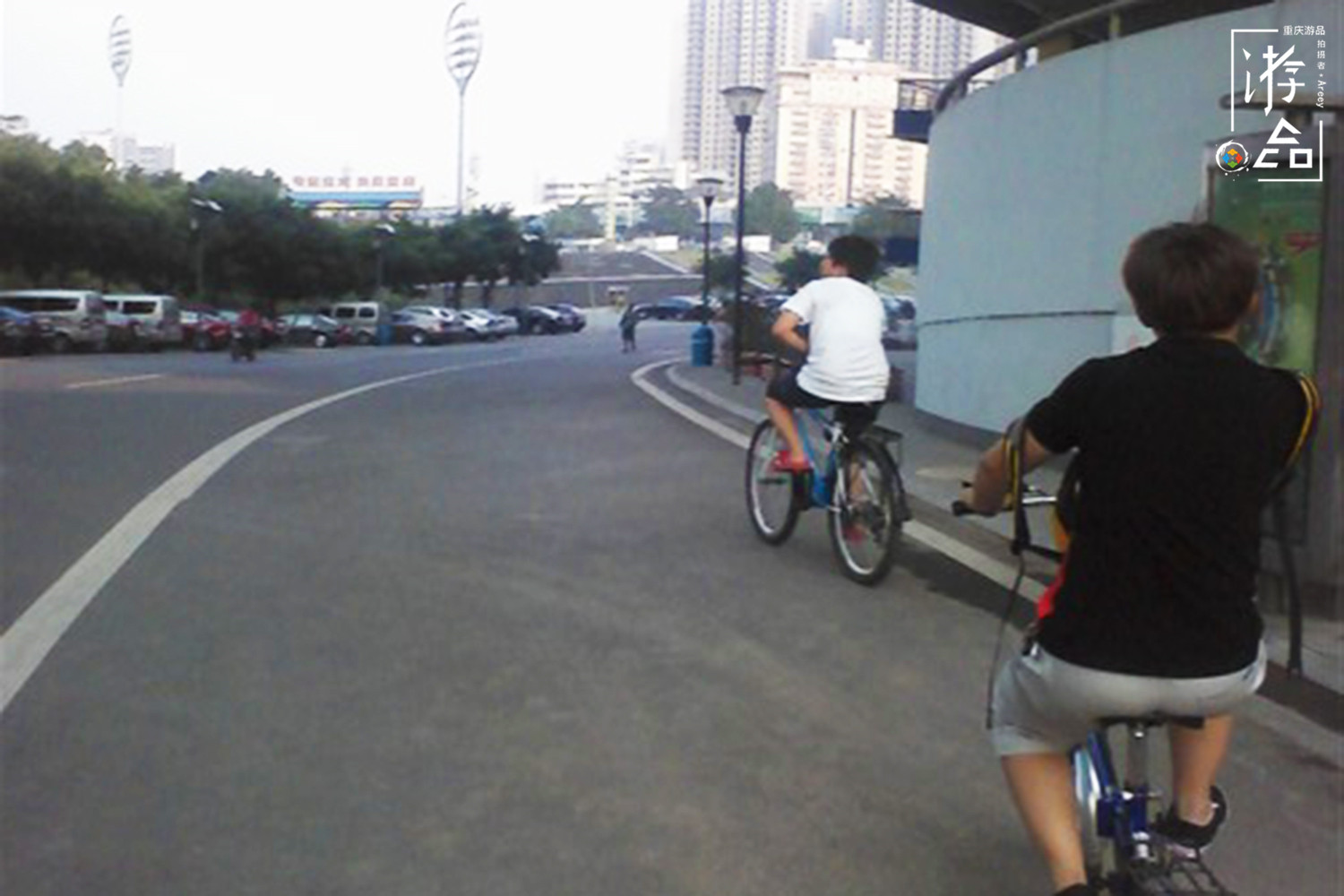 重庆人把自行车当作玩具，在滨江路和奥体中心，体验过租来的快乐
