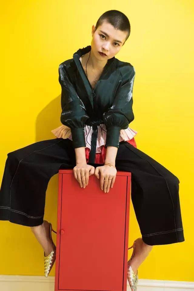 揭秘李宇春千玺舒淇都钟爱的衣服，为了推广中国风她吃尽苦头