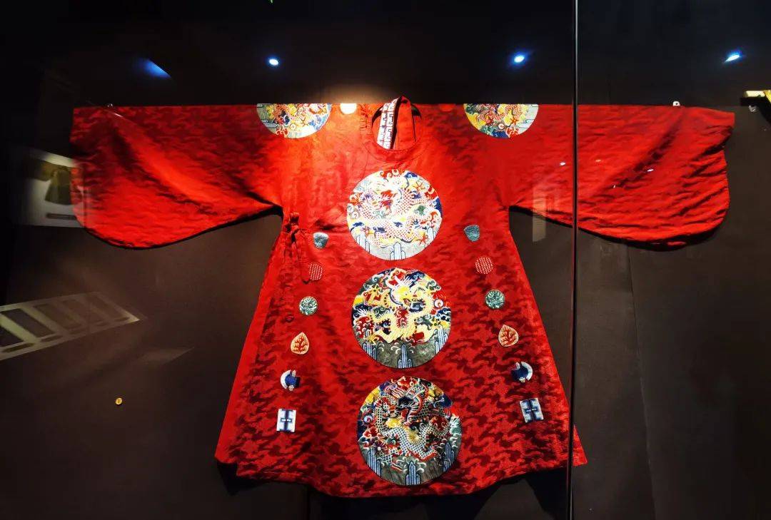 600克真金，145只孔雀羽毛，3年复原龙袍，到底有多壕？