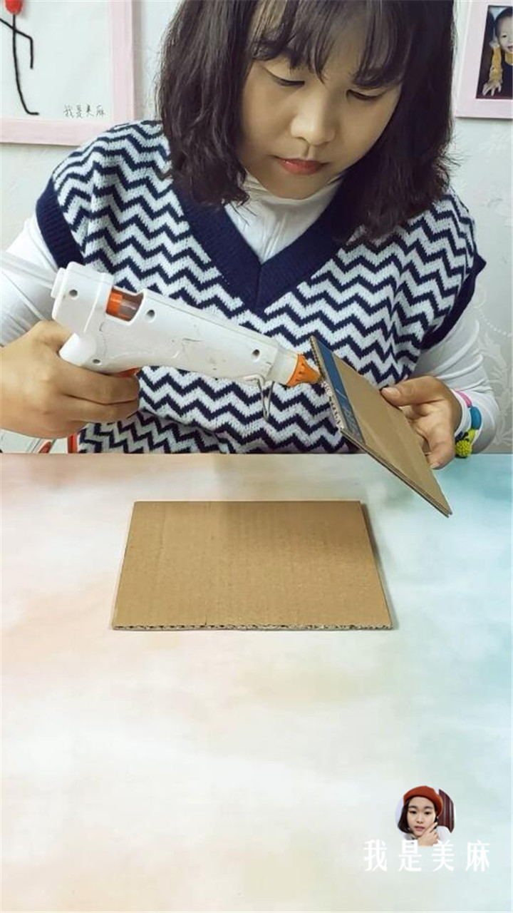 宝宝玩具用纸箱收纳,妈妈拿纸箱做玩具