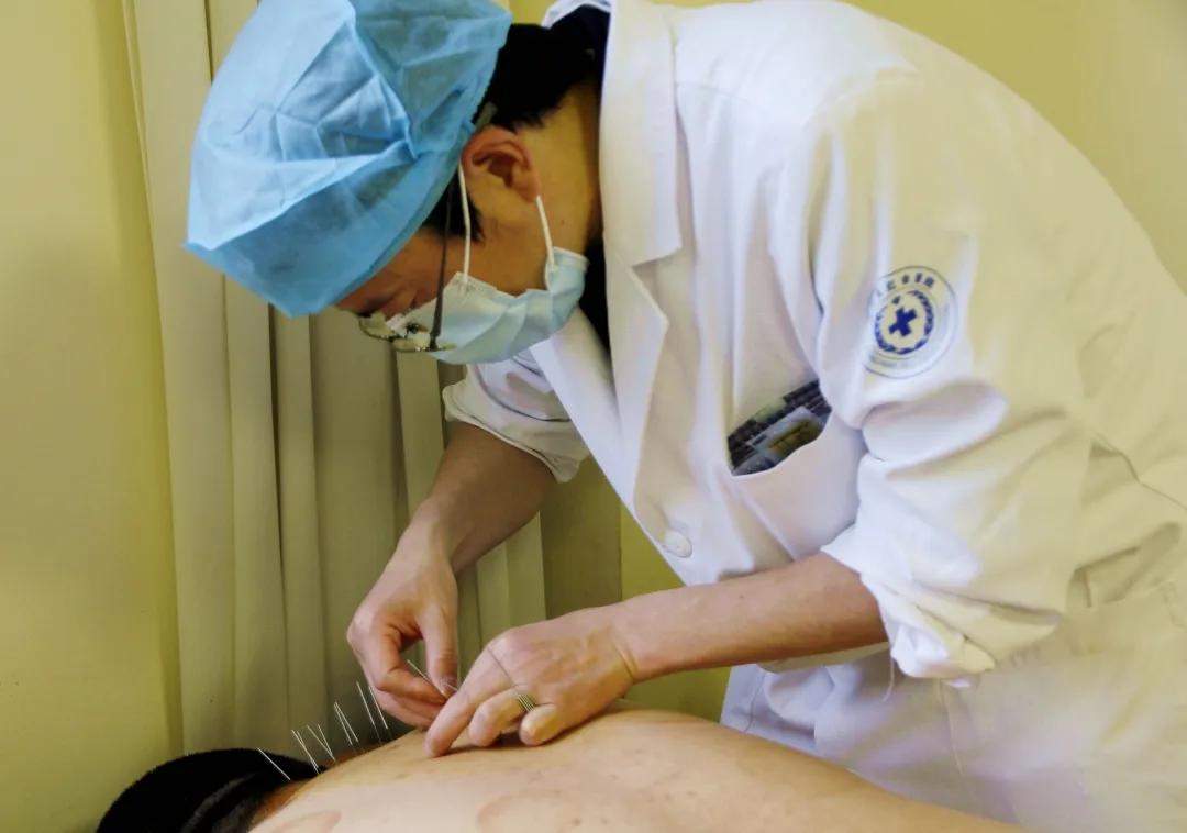 复工潮下现“宅出来的痛”，专家教您4组动作放松颈部、肩背部