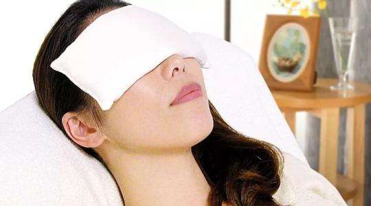 10秒去黑眼圈小妙招,5分钟去黑眼圈小方法视频教程