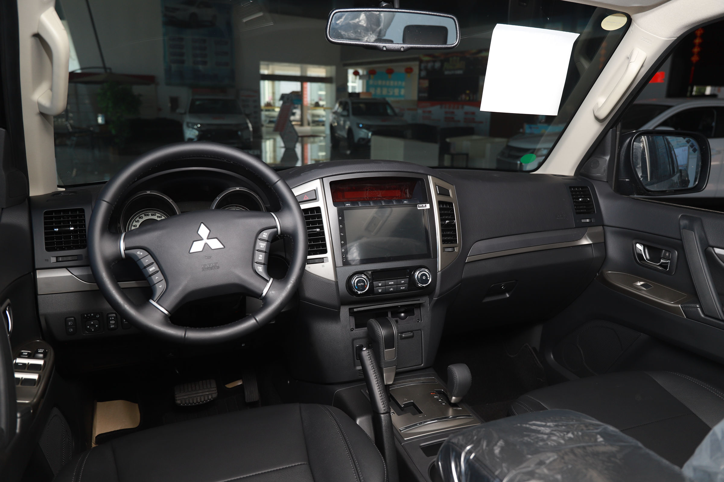 帕杰罗v77与lc100陆巡4500哪个好,2020款三菱进口帕杰罗越野视频