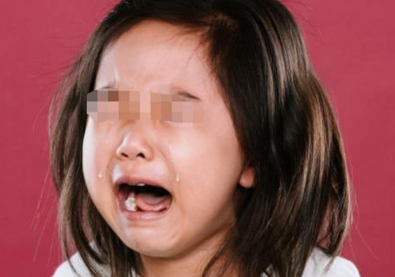 “它一直盯着我”，4岁女儿被2000元玩具吓哭，网友：换谁谁都怕