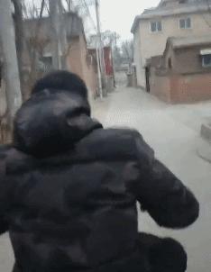 三个傻子跟我一块踢球gif,和两傻子在一起踢球gif