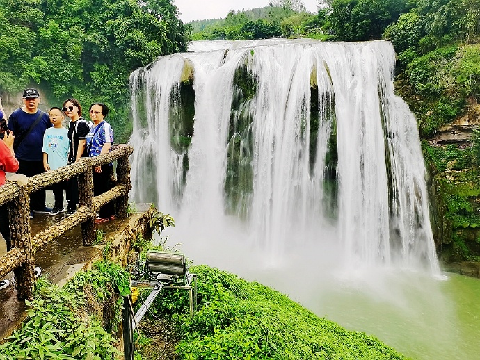 黄果树大瀑布，简直是疑是银河落九天的奇景，壮观而震撼