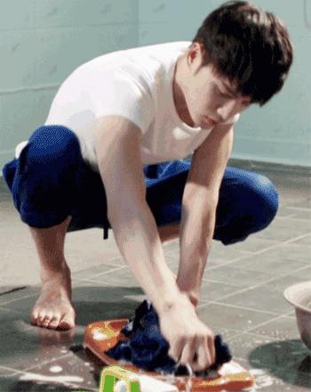 白衣服发霉怎么恢复原色,白衣服发霉了怎么洗得干净