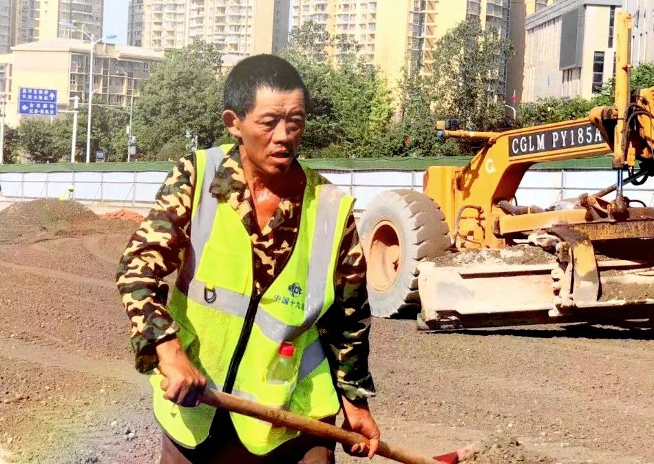 铁路烈日下最美的坚守,致敬烈日下挥汗如雨的劳动者