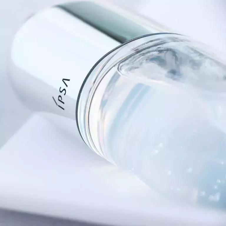 这瓶化妆水解决了白领90%的肌肤问题，日本小姐姐的秘密*器武**