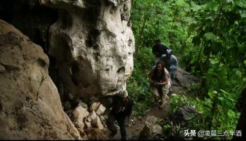 女孩误入原始森林被野人带走,女孩进入森林被原始土著抓住