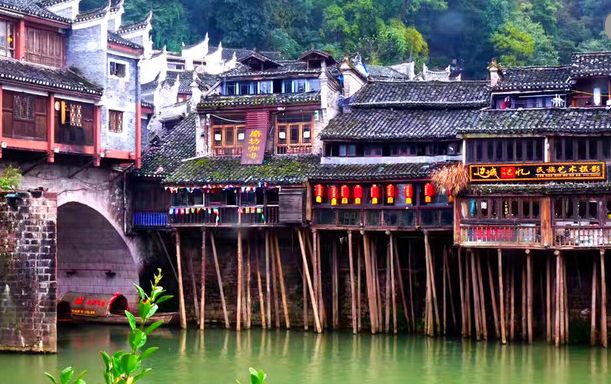 凤凰古城为什么走红,凤凰古城因何扬名于世