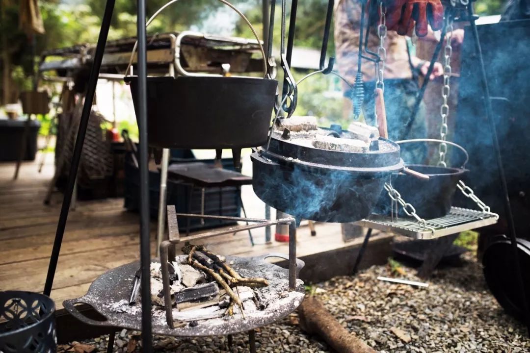 他把工作丢着，专找美景荒地吃饭：这是一天最好的时候