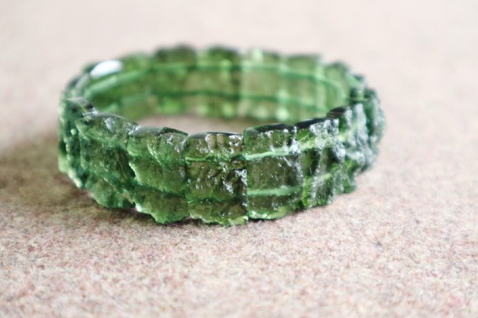 你会戴黄金首饰吗,什么类型的手链可以戴右手