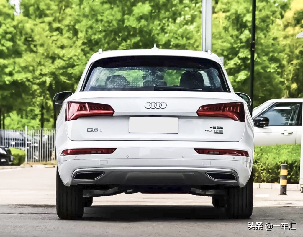 奥迪Q5L40TFSI荣享时尚型,2021款奥迪q5lsportback40tfsi落地价