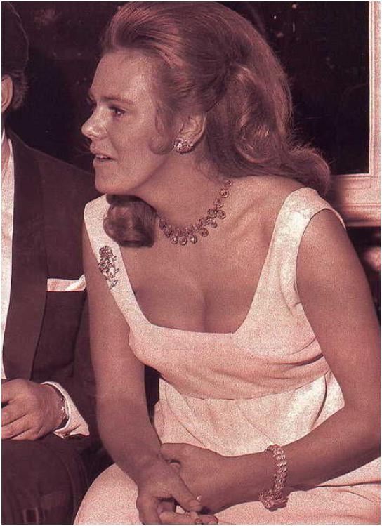 戴安娜穿裙子的视频,戴安娜王妃捡拐杖