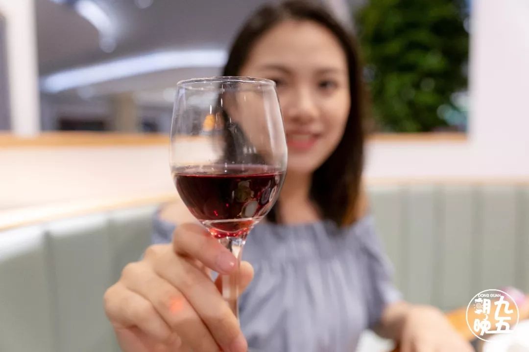 东莞首家火锅+烤肉一体涮就在万江家汇城，几百人排队等着吃