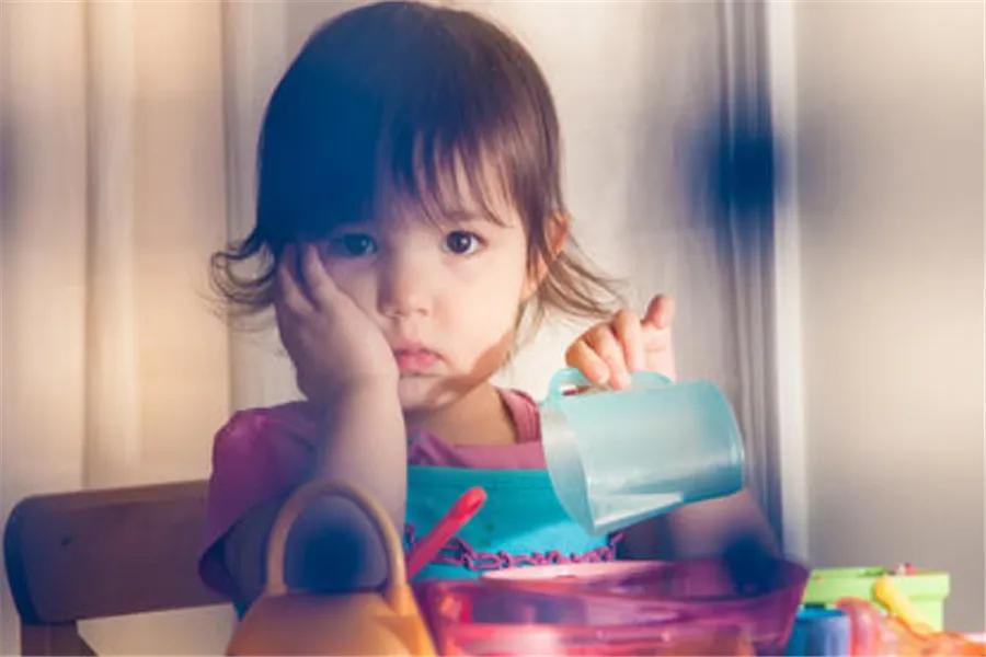 2岁宝宝爱咬人扔东西怎么回事,儿童咬人打人扔东西怎么办