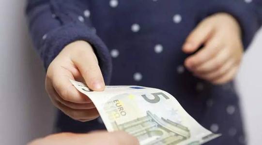 为什么孩子午饭总是来不及吃？一位爸爸跟踪孩子后，很意外