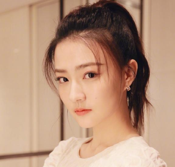 适合圆脸女生有刘海的发型,适合圆脸女生的发型刘海教程