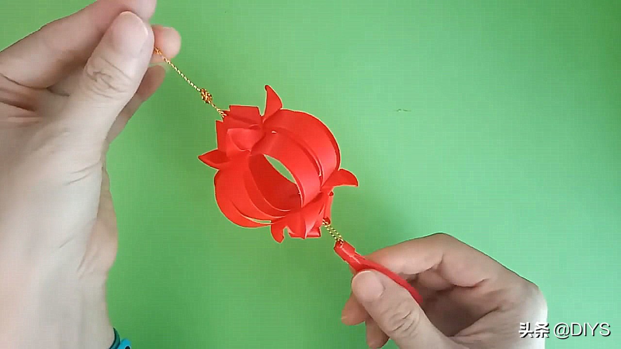 如何放飞折叠灯笼图解教程,彩带怎么制作一个简易灯笼