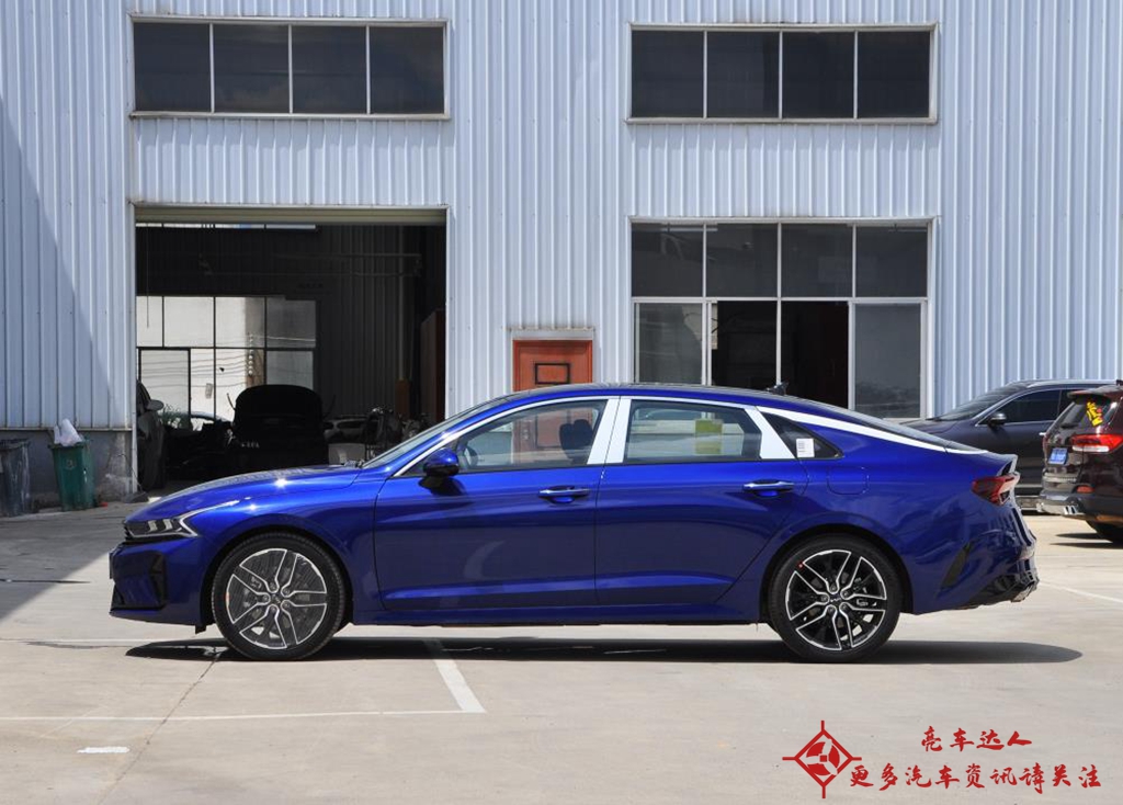 起亚k52021款380tgt-line焕新版内饰,11万公里的起亚k5还值得买吗