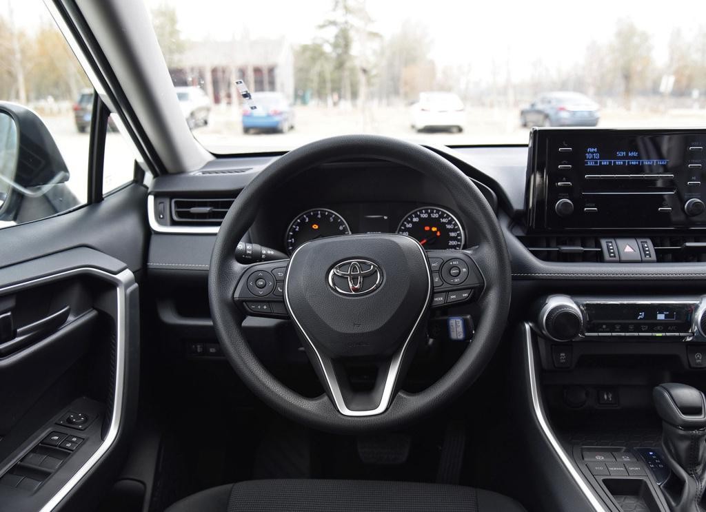 丰田RAV4荣放用车感受分享，最满意油耗和舒适，缺点是操控性一般