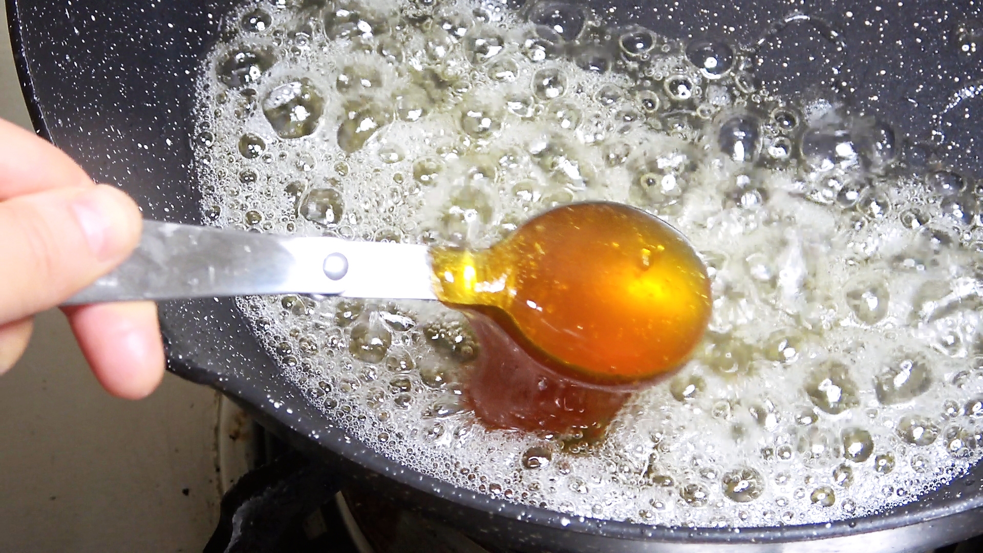 芝麻花生糖不用买,大厨教你在家做,简单易学,香甜酥脆不发硬