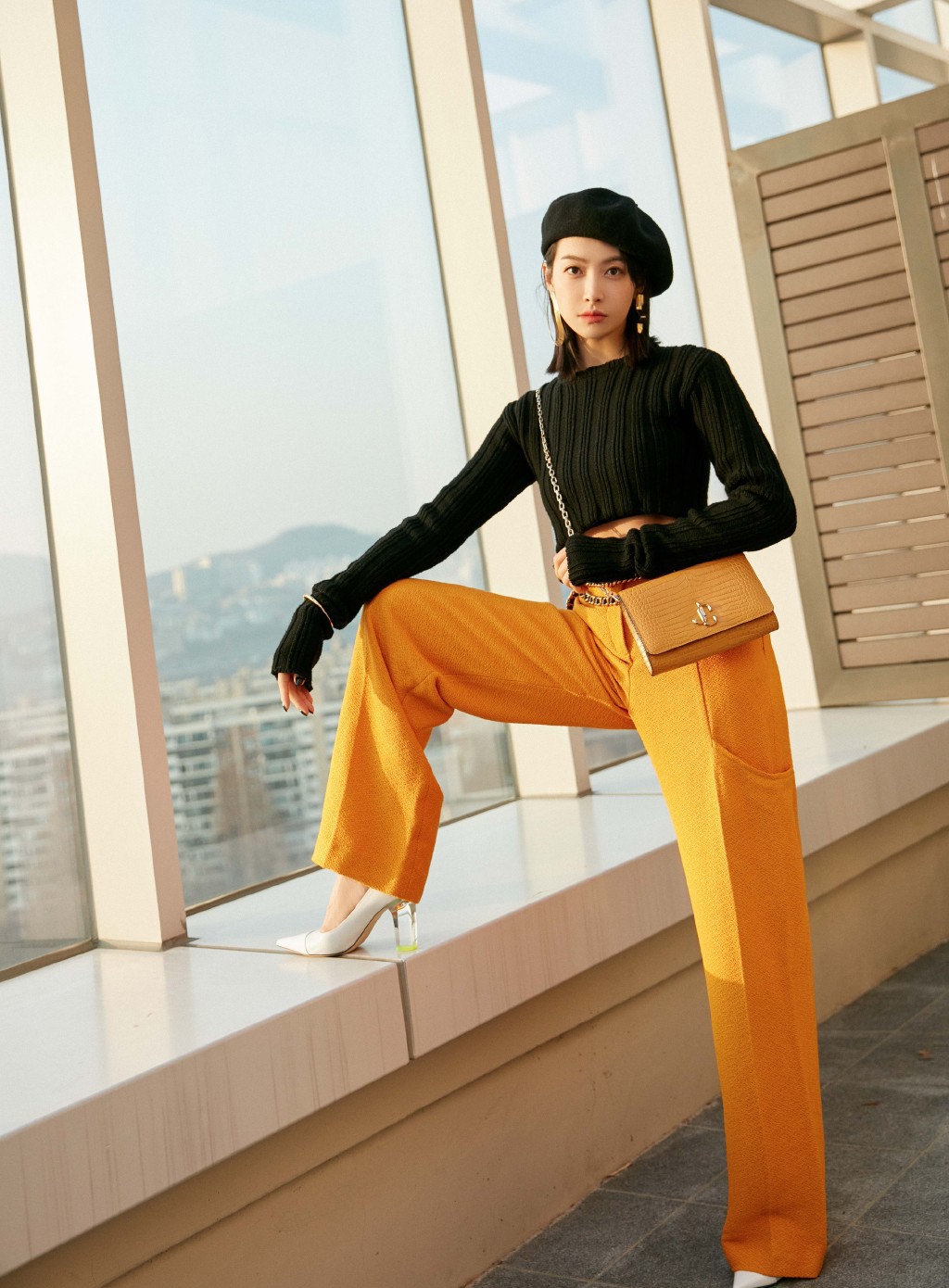 宋茜最新韩国之旅，短毛衣加橘色阔腿裤亮相，演绎都市女性风尚