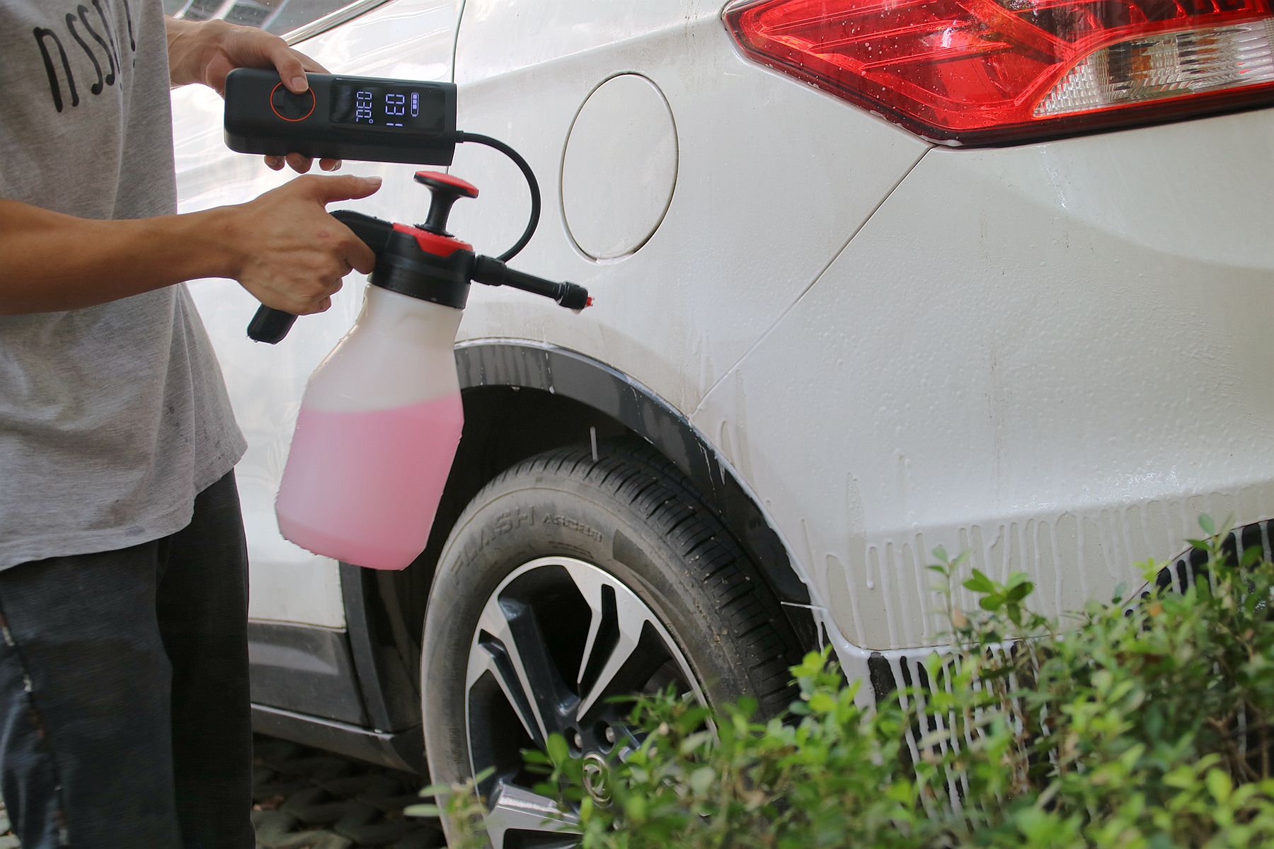 开车遇到轮胎不够气,骑车路过电动车没气帮忙打气
