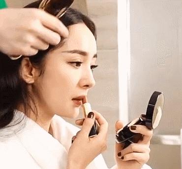 羽绒服什么颜色比较经典耐看耐脏,白色羽绒服脏了不用水洗教你一招