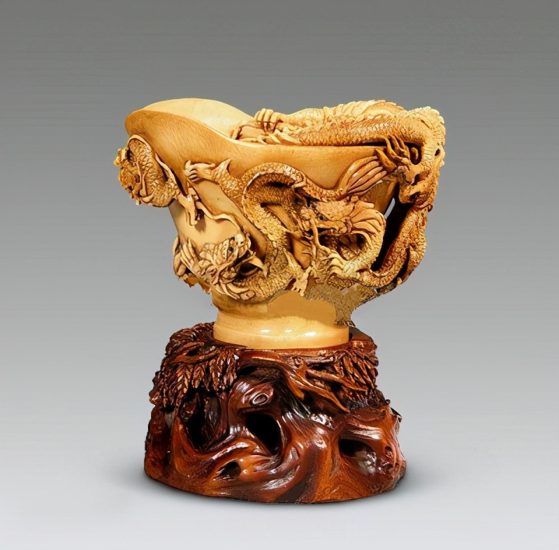 宴会上，国宝九龙杯失窃，周恩来只用一招，让外宾主动上交