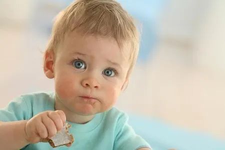 如何给宝宝正确添加辅食看完就懂,第一次给宝宝辅食加什么蔬菜