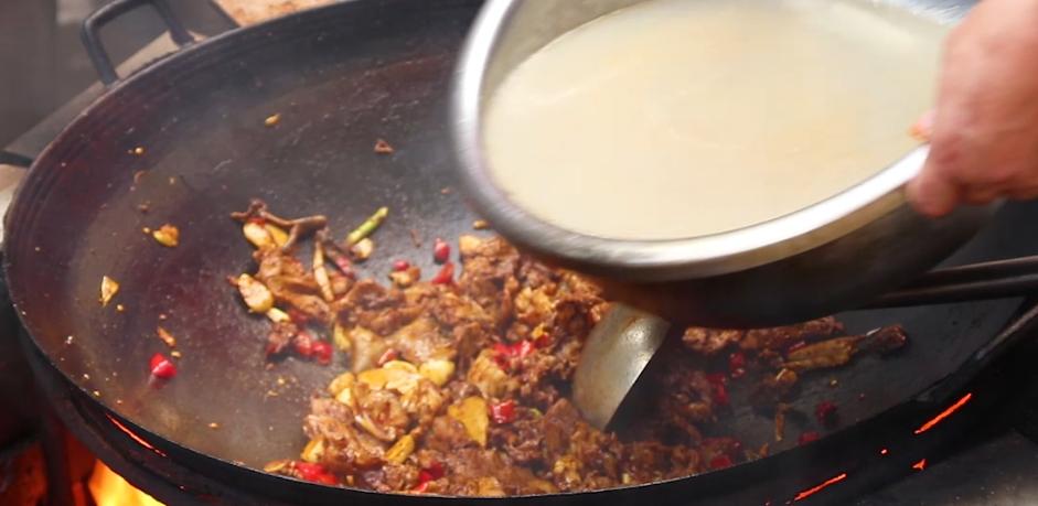 猪头肉这样吃才叫爽，农村大锅一炖，大块吃肉，口感丰富有食欲