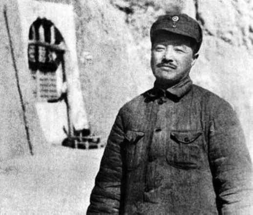 贺龙陪同周总理接见外宾，虽然身体有病，仍然替周总理喝酒