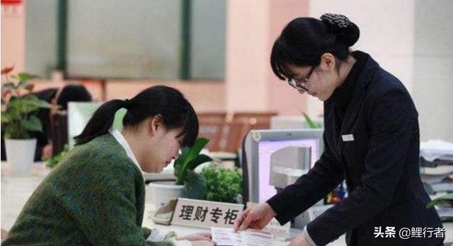 银行工作人员的月薪是多少?有人说年终奖就是八九十万,是真的吗