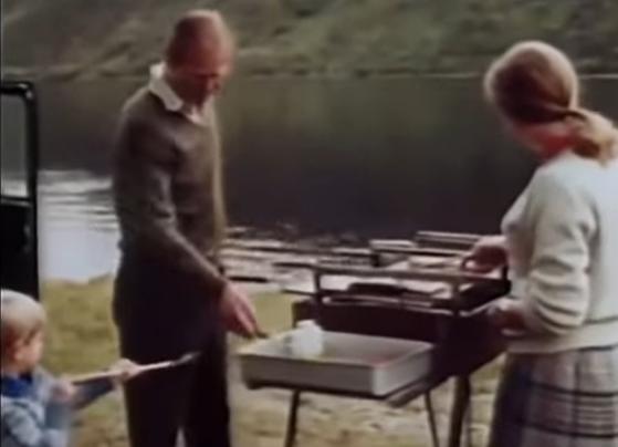 英女王下令封杀50年!王室私生活*片禁**遭泄露,百万人在线吃瓜