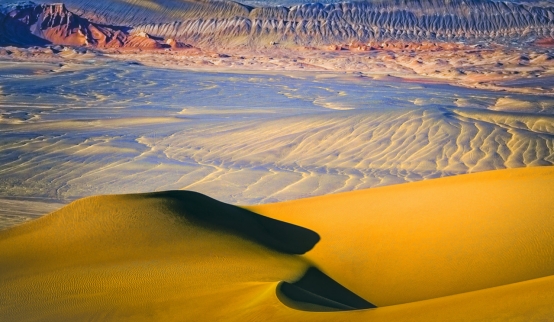 沙尘暴来袭天空立马变黑,敦煌沙尘暴来临时变成天昏地暗