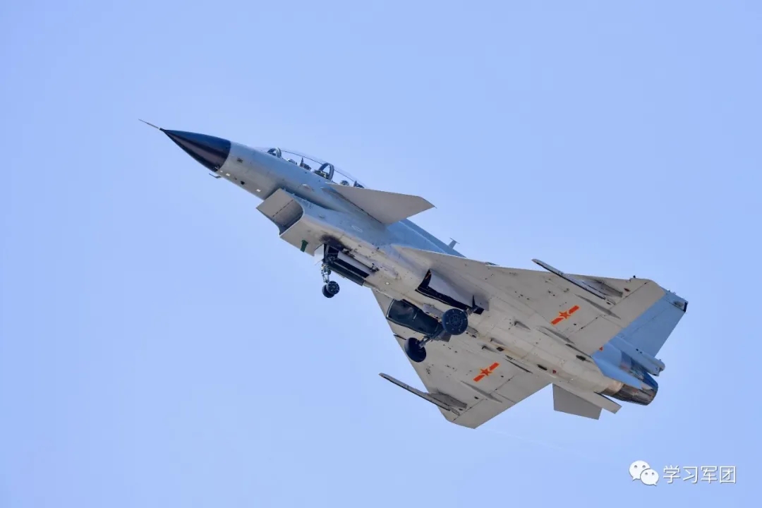 歼10飞行学员展翅蓝天,空军首批歼10飞行学员纪录片