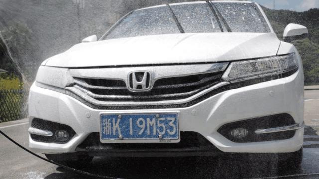 汽车布座椅有污渍怎么清洗,白色汽车上有黑色污渍怎么清洗