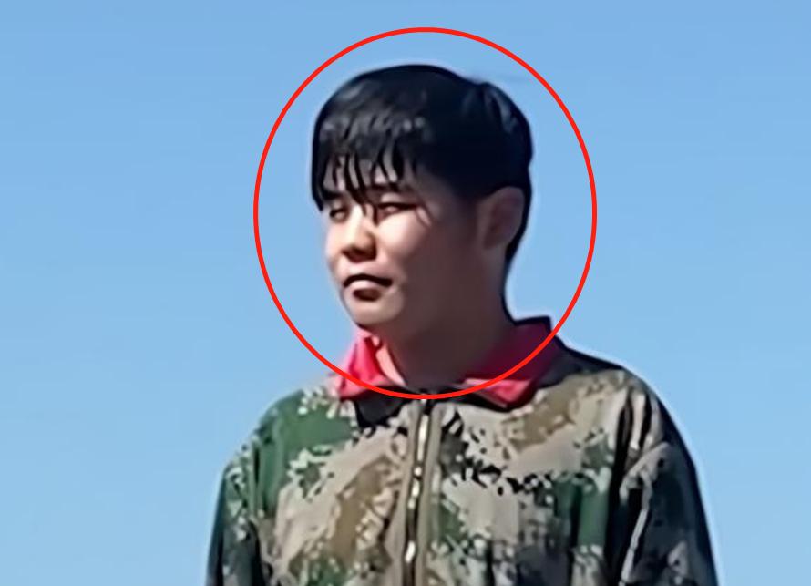 校园撞脸明星,大学生撞脸蔡徐坤