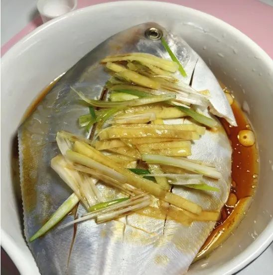 年夜饭中少不了这道葱油鲳鱼,年夜饭中少不了这道菜葱油鲳鱼