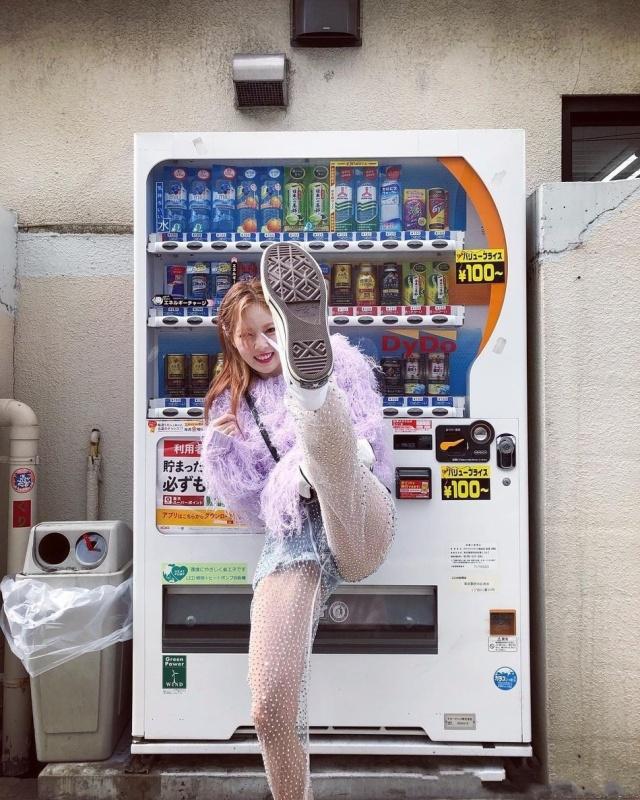 金泫雅穿白裤子,金泫雅穿黑色打底