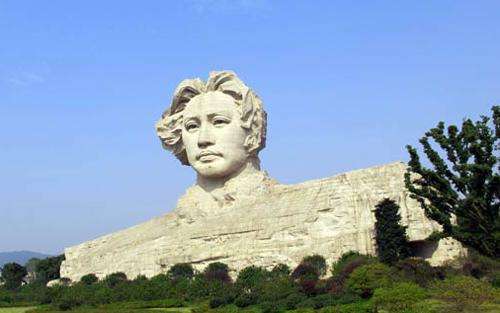 毛主席评秦始皇:祖龙魂死秦犹在,孔学名高实秕糠