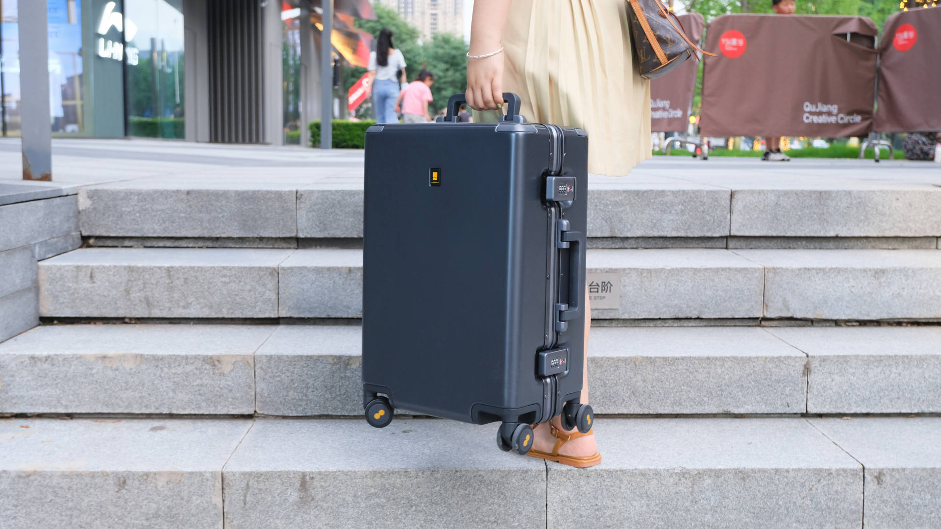 新秀丽和地平线8号哪个双肩包好,地平线行李箱和新秀丽