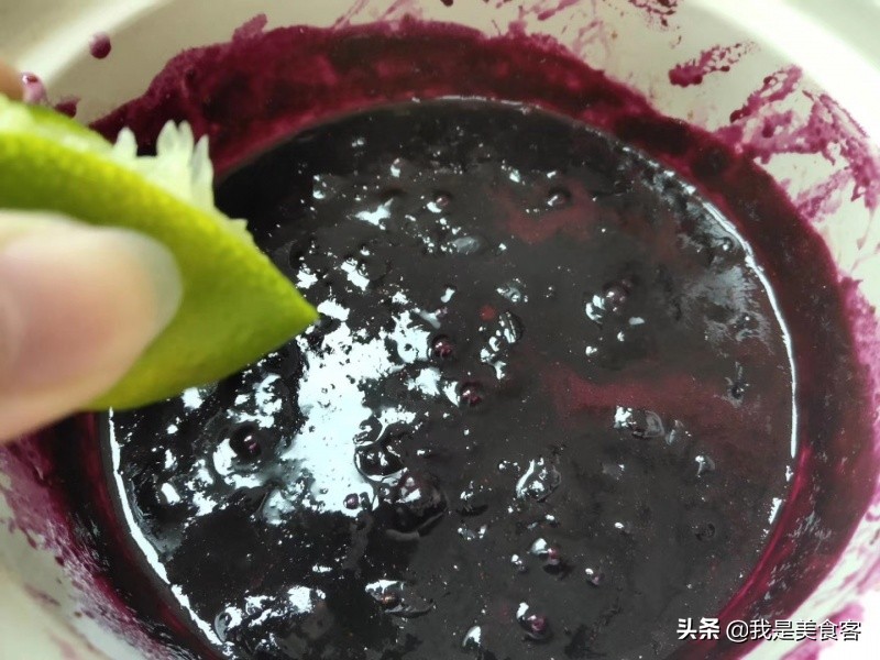 蓝莓果酱的制作方法简单教程,超简单又美味的家常蓝莓果酱做法