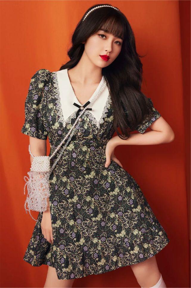 虞书欣成乐町品牌代言人,青春活力可爱满分,黑色小西装超有范儿