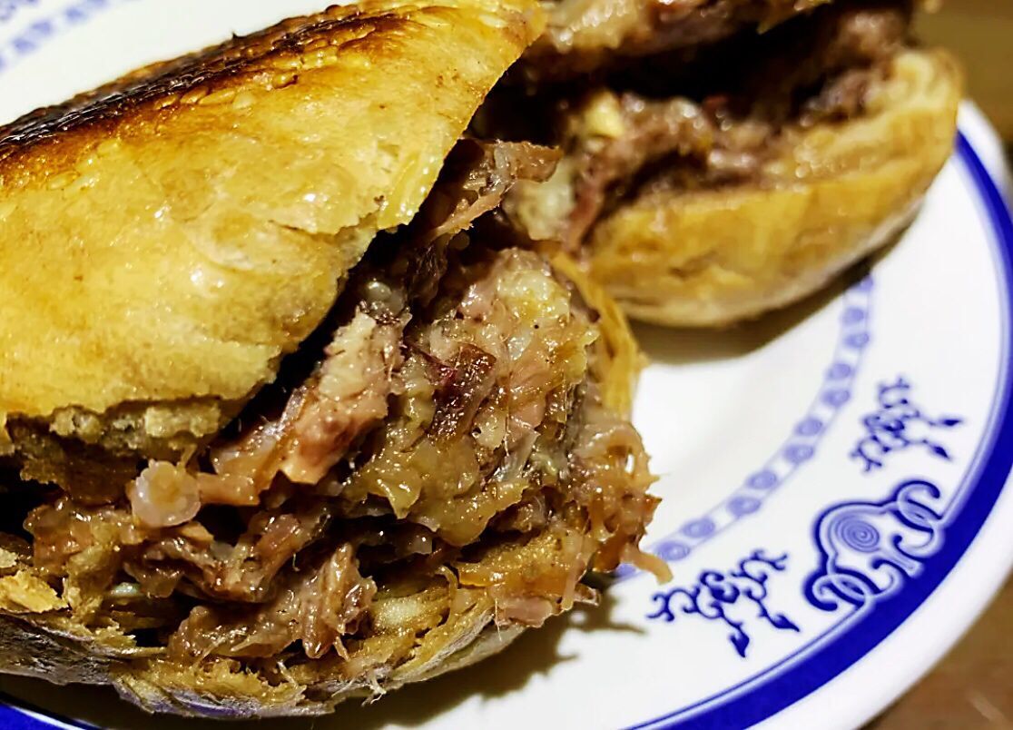 十块钱的烧饼夹肉味道好极了,老爆肚满烧饼夹肉菜市口