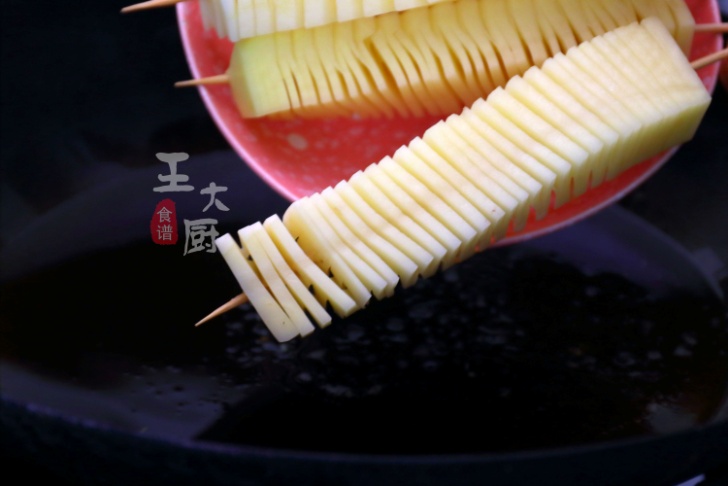 铁板风琴土豆做法,风琴土豆怎么做才像小吃摊一样